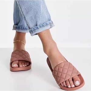 ASOS Design wide fit flare quilted sliders in beige. Size 7 Wide